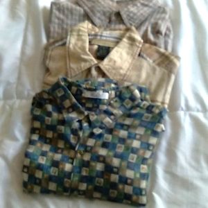 3 Men's XL short sleeved dress shirts. Great for summer-wear! Good Condition